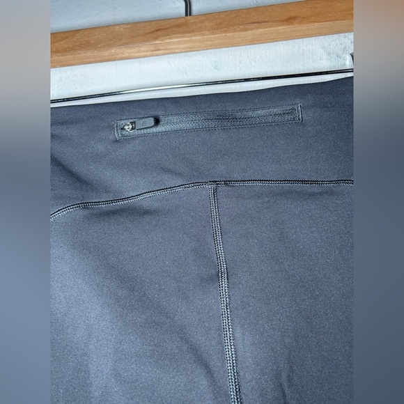 Lululemon Black Seamed Side Pockets Zipper Waistband Legging size 8 - Picture 5 of 7